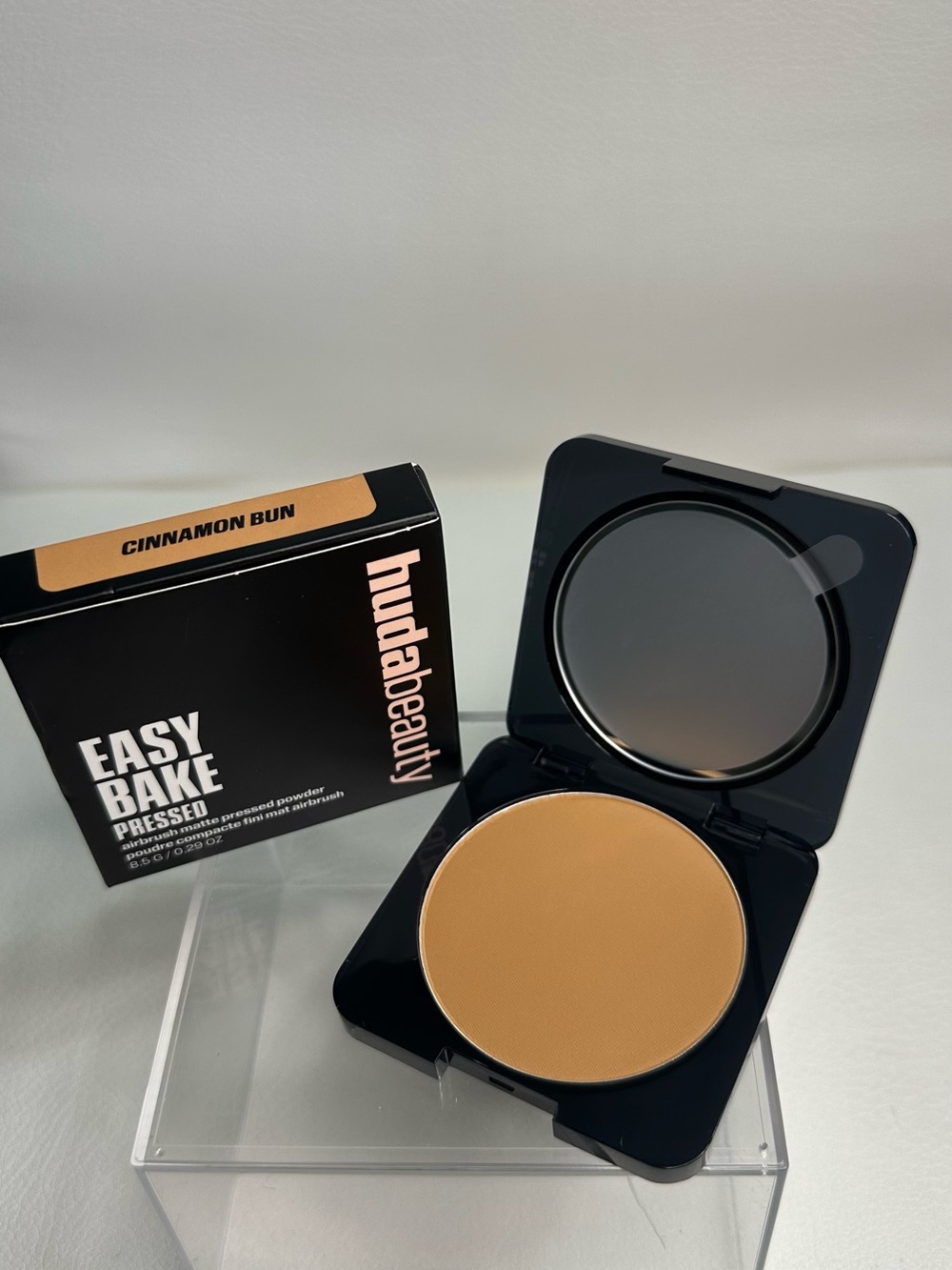 HUDA BEAUTY Easy Bake Pressed Powder - Cinnamon Bun (Tan)
